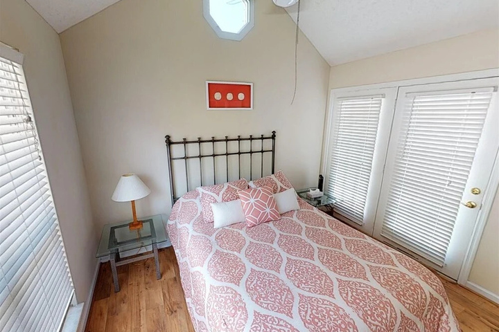 Room 6 of 18
