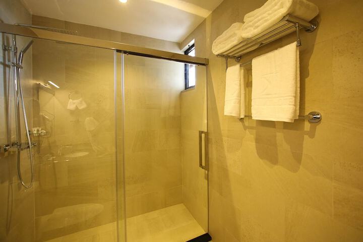 Room 16 of 33