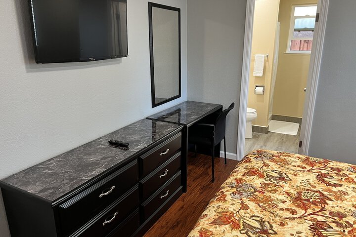 1 Queen Bed (8 of 16)