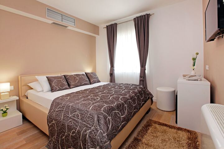 Room 4 of 81