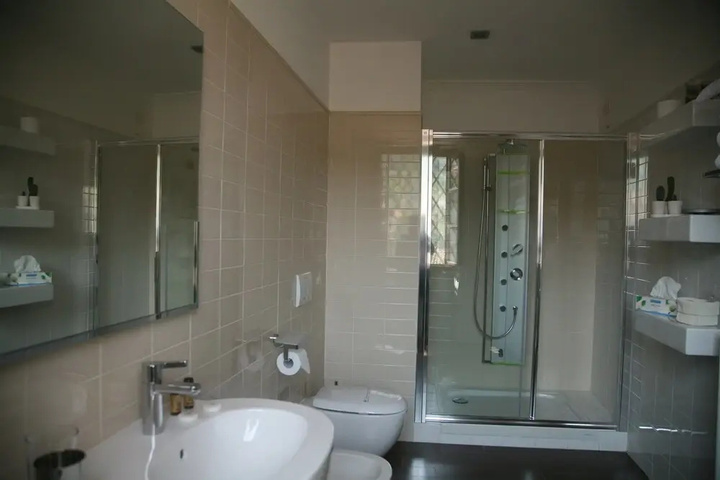 Room 6 of 16