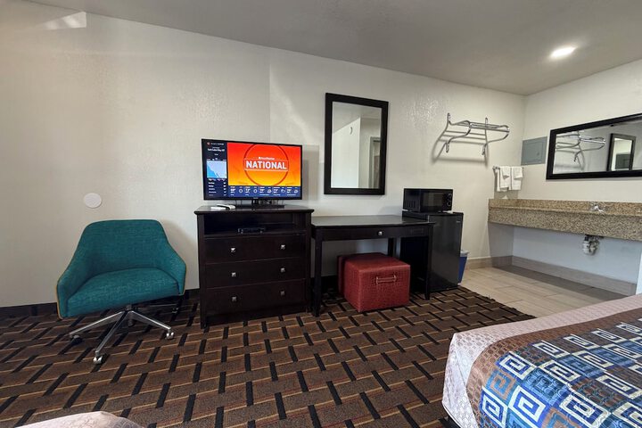 Room 11 of 18