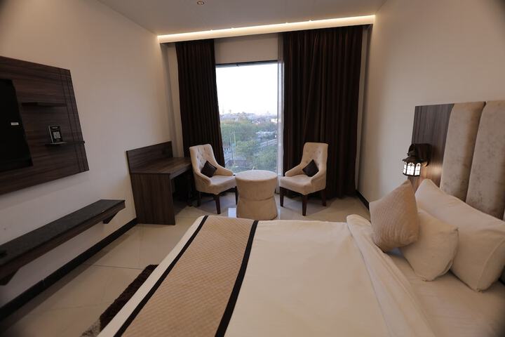 Room 5 of 12