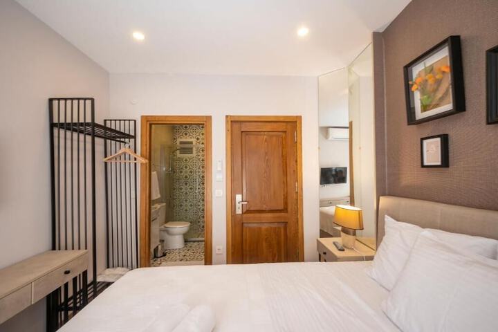 Room 4 of 98