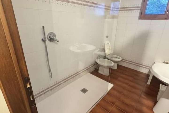 Room 9 of 18