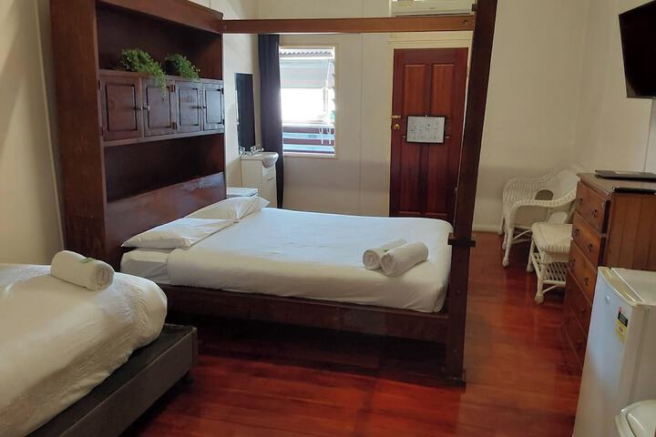 Room 9 of 18