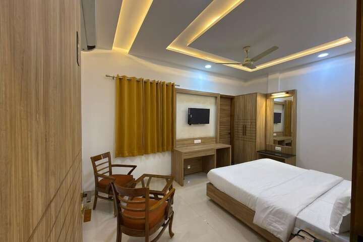 Room 4 of 12