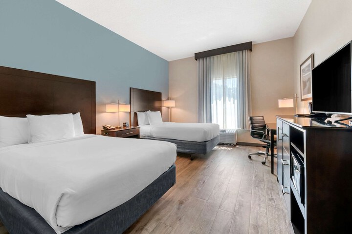 2 Double Beds Accessible (3 of 7)