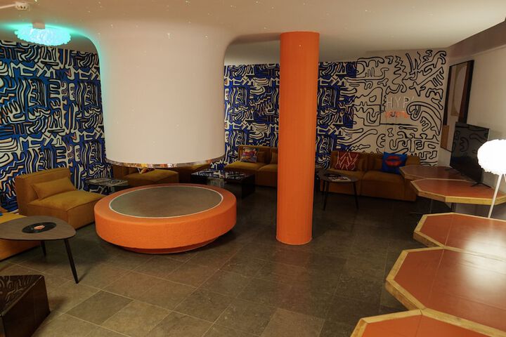 Lounge 34 of 42