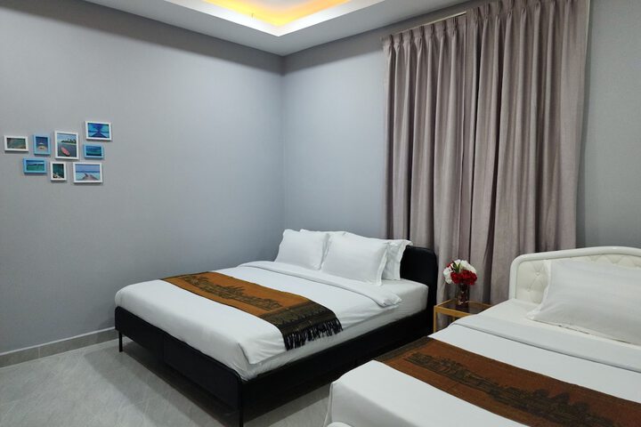 Room 32 of 65