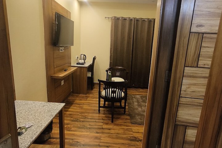 Room 4 of 10