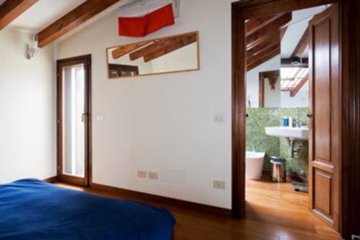 Room 15 of 23