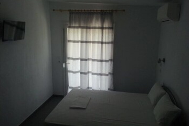 Room 6 of 8