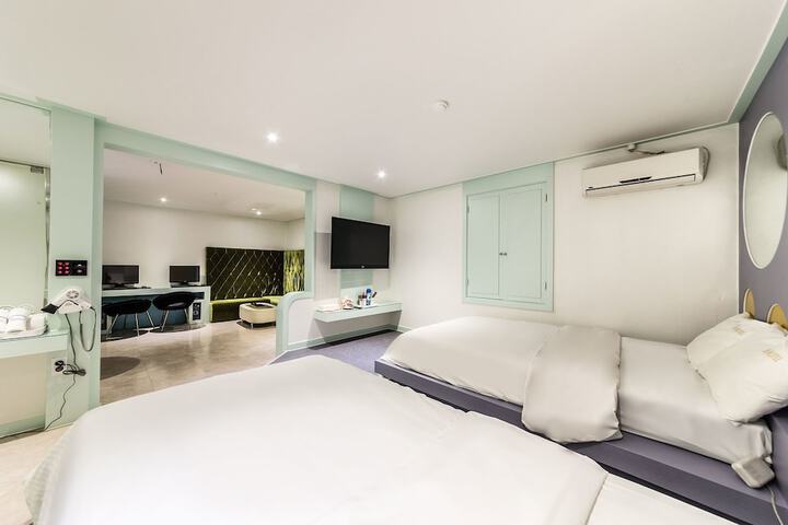 Room 29 of 54