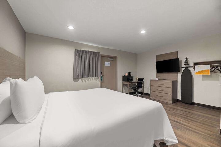 1 King Bed Suite (10 of 18)