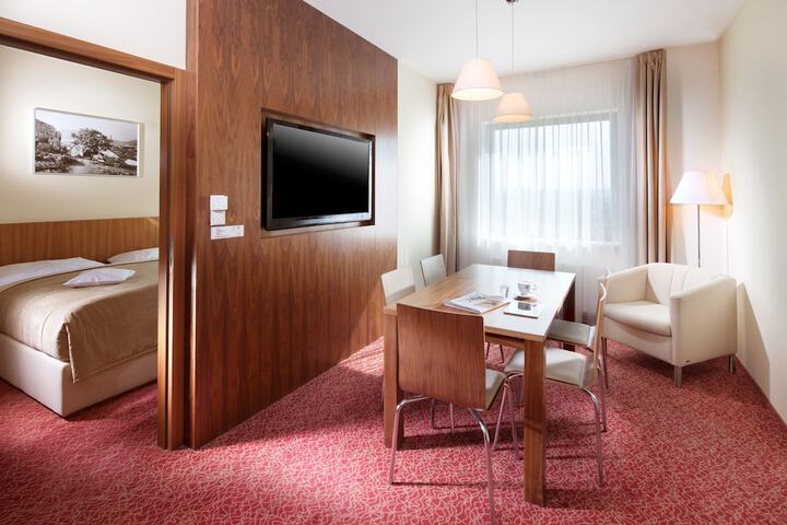 Room 5 of 83