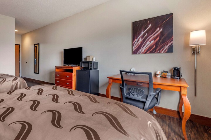 2 Queen Beds (3 of 7)