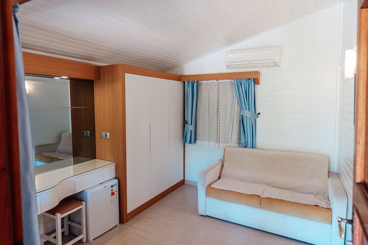 Room 7 of 33