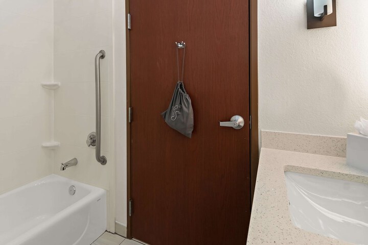 Room 25 of 38