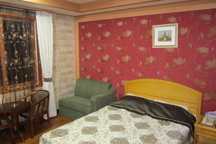 Room 10 of 36