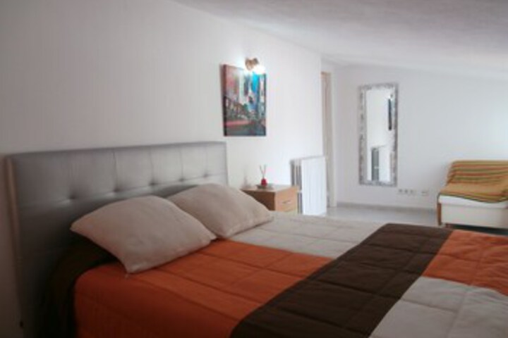 Room 7 of 9