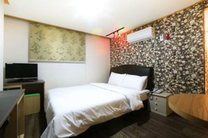 Room 11 of 37