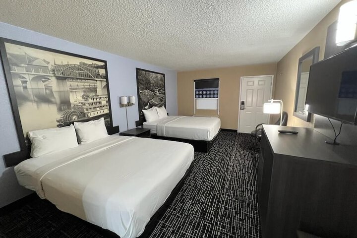 2 Queen Beds (10 of 15)
