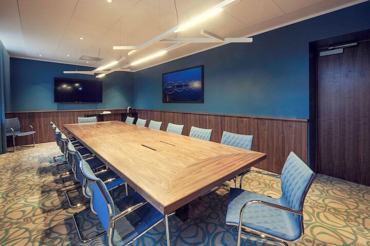 Business Center 98 of 108