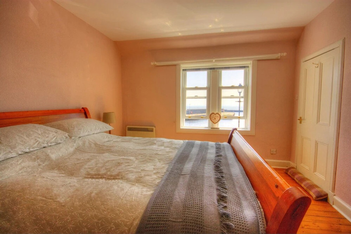 Room 4 of 17