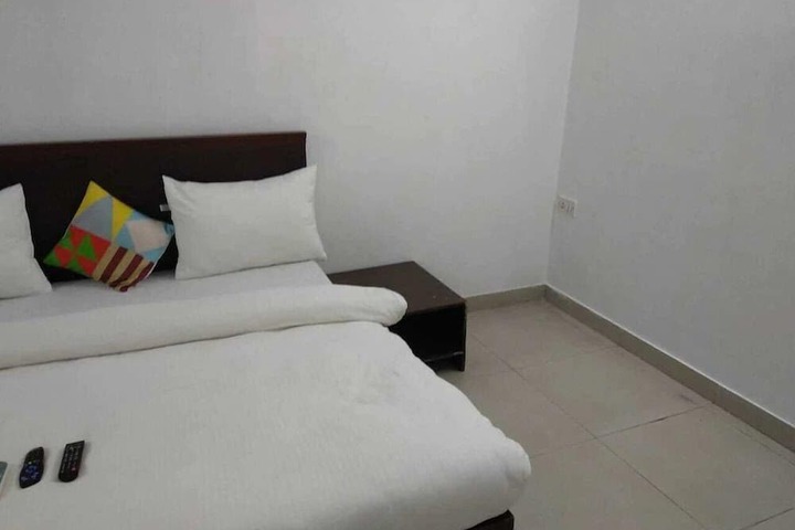 Room 10 of 16