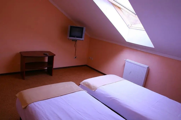 Room 6 of 12