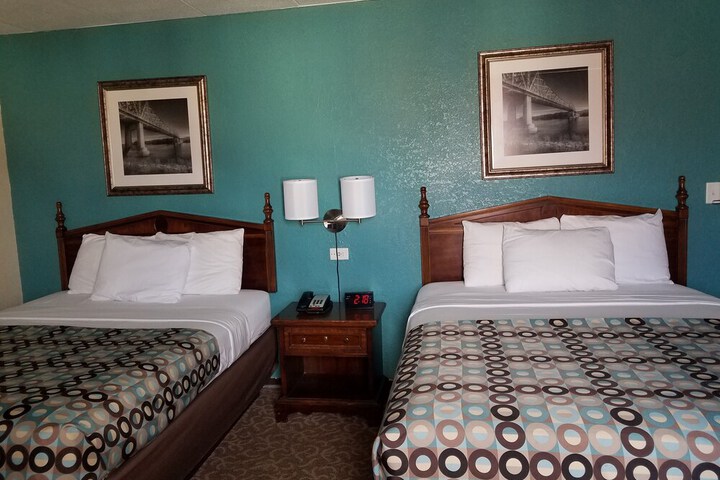 2 Queen Beds (11 of 12)