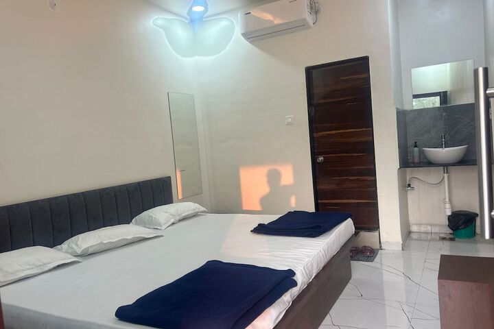Room 4 of 7