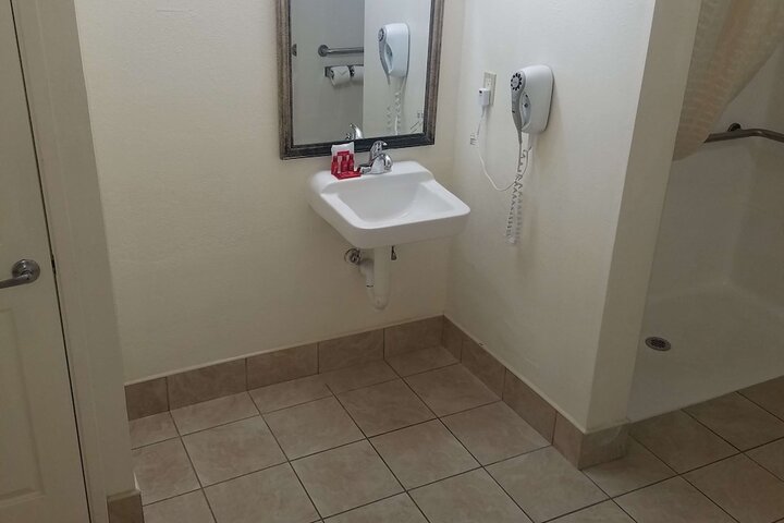 1 King Bed Flat Screen Television Microwave and Refrigerator High Speed Internet Accessible Continental Breakfast (10 of 20)