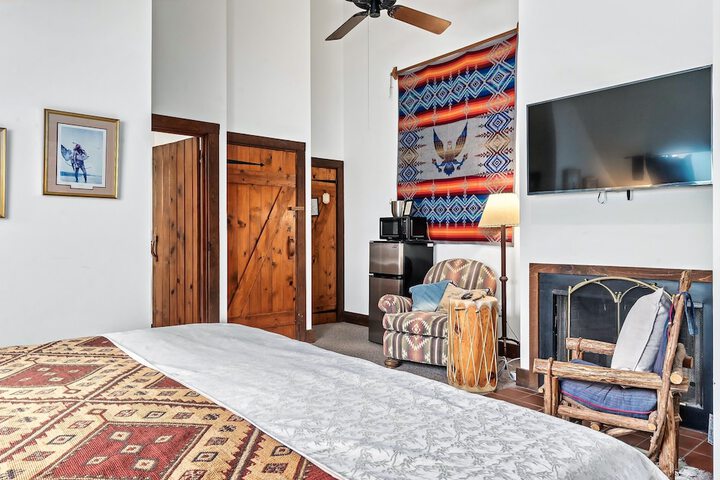 Snug Hug Queen Suite with Fireplace (81 of 131)