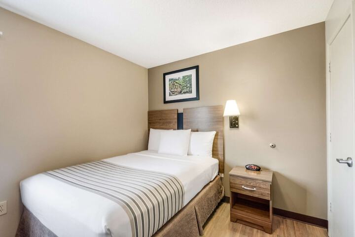 1 Queen Bed Efficiency (1 of 9)