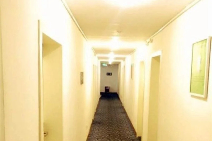 Room 9 of 12