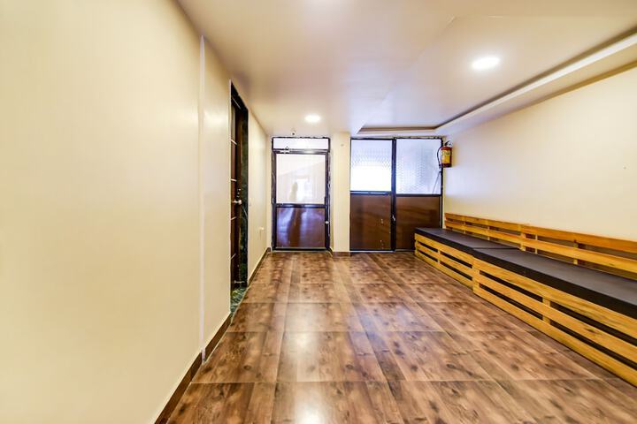 Ballroom/Hall 33 of 38