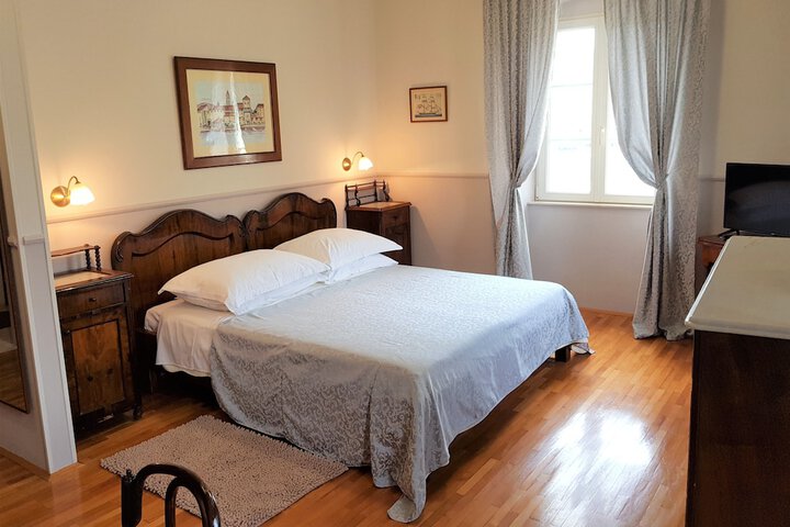 Room 10 of 33
