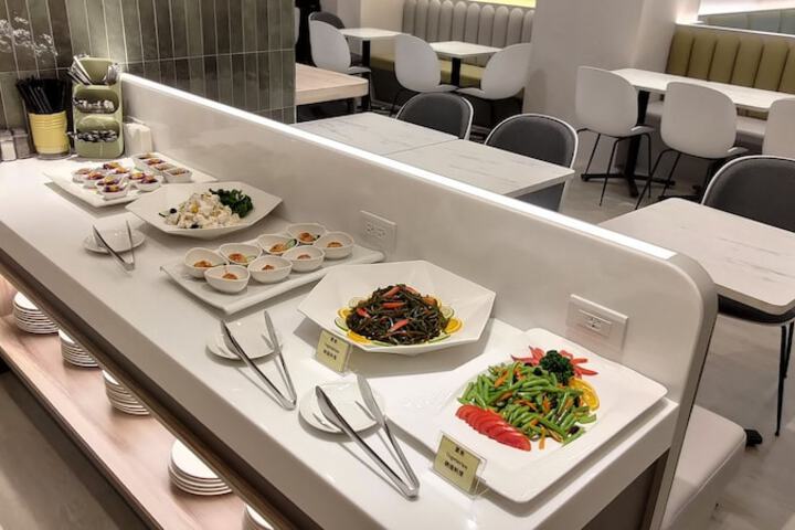 Dining 48 of 52