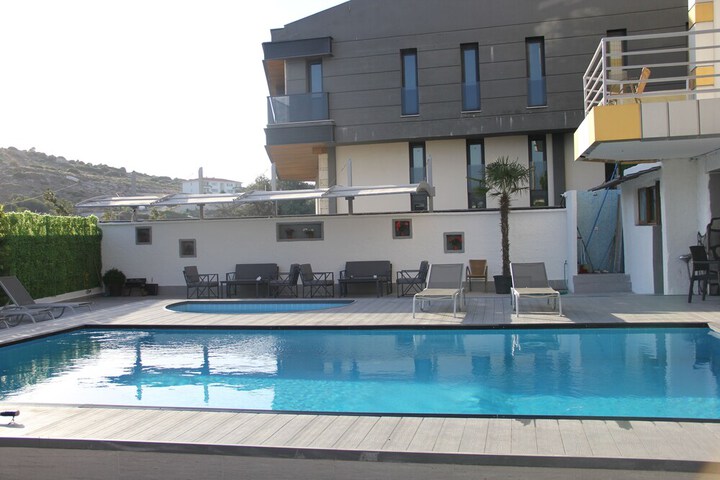 Pool 16 of 24