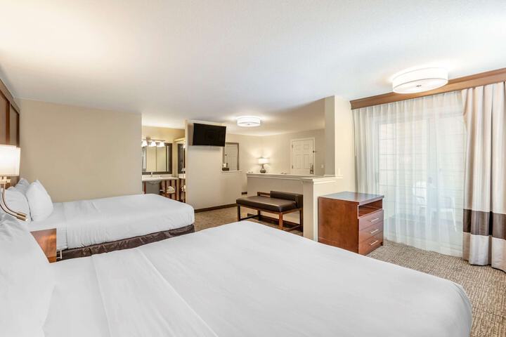 1 King Bed 1 Queen Bed Accessible (5 of 11)