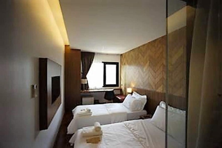 Room 6 of 65