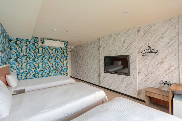 Room 27 of 81