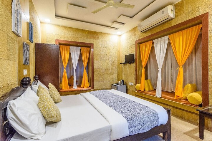 Room 8 of 12