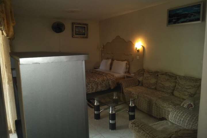 Room 10 of 34