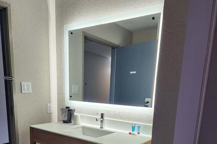 1 Queen Bed Mobility Accessible Bathtub with Grab Bars (17 of 29)