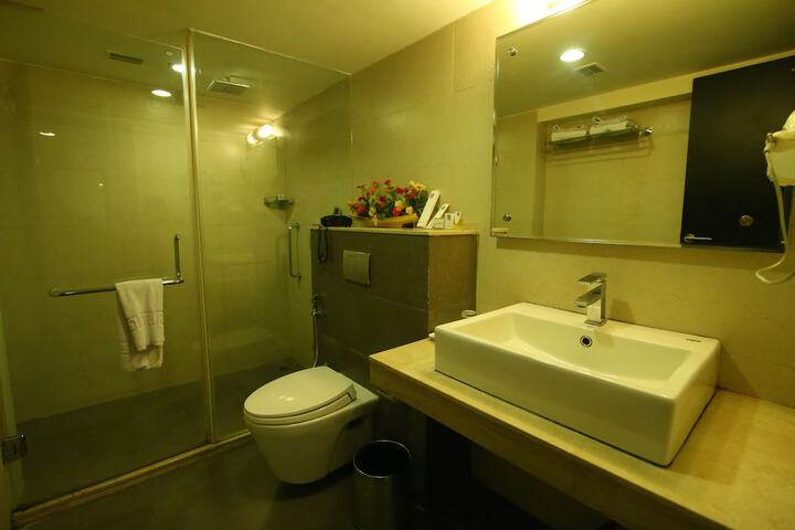 Room 52 of 80