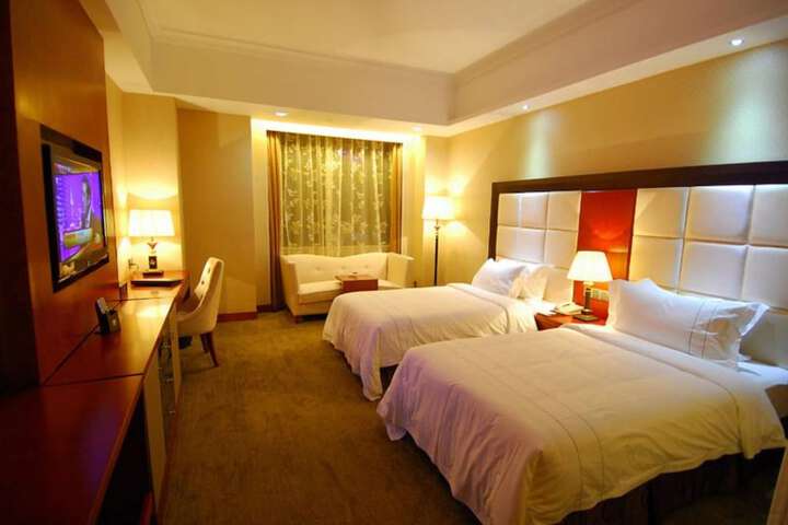 Room 12 of 32