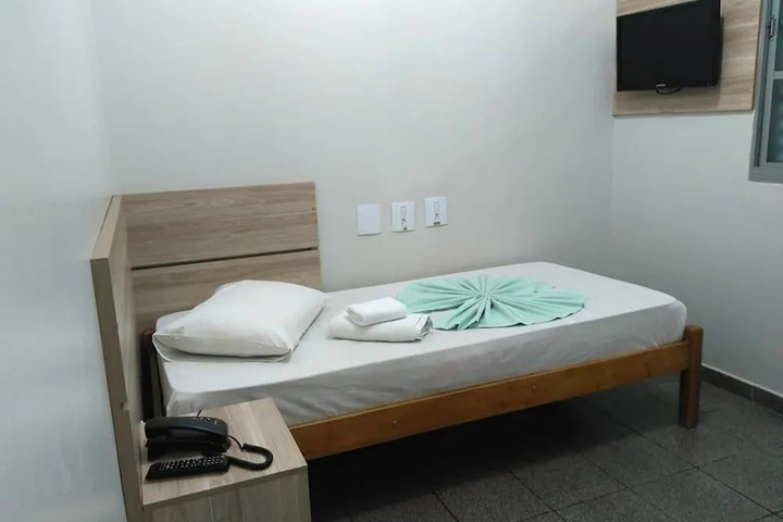 Room 6 of 13
